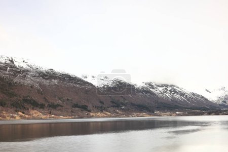 La vue depuis le front de mer d'Andalsnes à travers Romsdalsfjord. Le fjord est le neuvième fjord le plus long de Norvège avec 46 milles marins de long..
