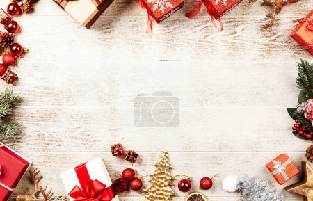 Foto de Composición navideña sobre fondo de tabla nevado de madera - Imagen libre de derechos