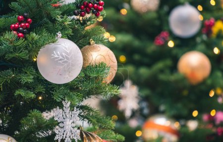 Téléchargez les photos : Arbre de Noël attrayant avec des décorations et des jouets dans la neige - en image libre de droit