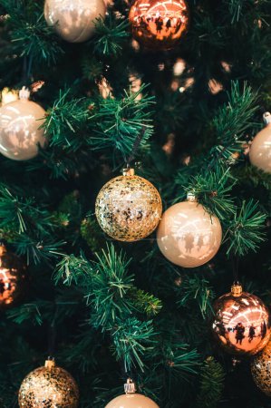 Foto de Árbol de Navidad con decoraciones Blaubs decoradas con oro - Imagen libre de derechos