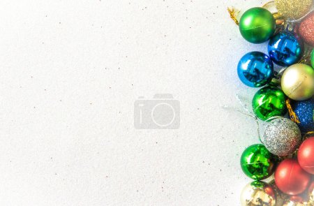 Foto de Fondo de Navidad. Decoración navideña sobre fondo blanco - Imagen libre de derechos