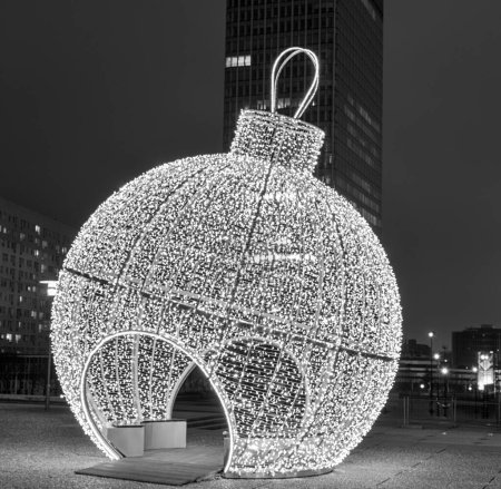Foto de Hermosas bombillas blancas Diseño de la bola de iluminación en la temporada de Navidad Decoración de Navidad por la noche - Imagen libre de derechos