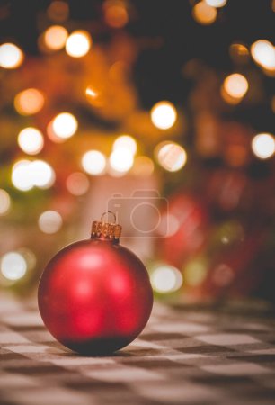 Foto de Blaub rojo decorativo de Navidad sobre un fondo borroso de luces - Imagen libre de derechos