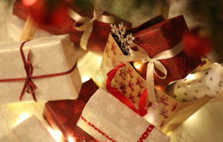 Téléchargez les photos : Cadeaux de Noël Boîtes cadeaux enveloppées blanches et dorées - en image libre de droit