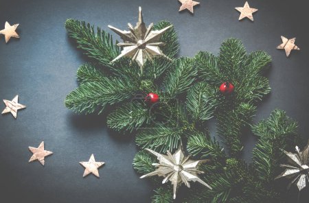 Foto de Árboles de Navidad y Estrellas con Blaub Rojo - Imagen libre de derechos