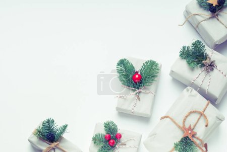 Foto de Cajas de regalo decorativas de Navidad con embalaje envuelto - Imagen libre de derechos