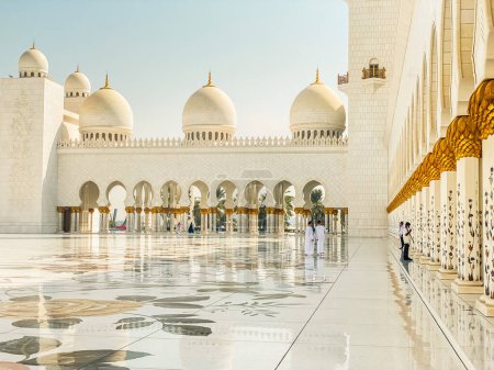 Téléchargez les photos : Abu dhabi, Émirats arabes unis - 3 octobre 2022 : Grande mosquée Cheikh Zayed à Abu Dhabi avec personnel de nettoyage et arabes locaux - en image libre de droit