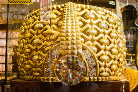 Téléchargez les photos : Dubaï, Émirats arabes unis - 12 octobre 2022 : le plus grand anneau d'or au monde 21- carat behemoth, poids 64 kb. Coût 3 millions de dollars américains - en image libre de droit