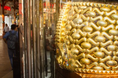 Téléchargez les photos : Dubaï, Émirats arabes unis - 12 octobre 2022 : le plus grand anneau d'or au monde 21- carat behemoth, poids 64 kb. Coût 3 millions de dollars américains - en image libre de droit