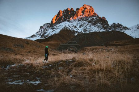 Téléchargez les photos : Randonnée pédestre féminine randonnée dans la belle vallée de Juta randonnée avec pittoresque montagne fond de pic enneigé. Parc national Kazbegi paysage - en image libre de droit