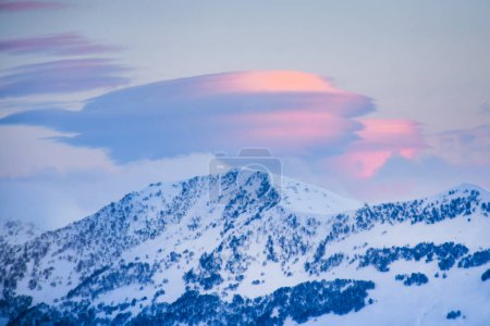 Foto de Las nubes lenticulares son un fenómeno natural bastante raro. Tales nubes se forman en las crestas de las ondas de aire o entre dos capas de aire. - Imagen libre de derechos