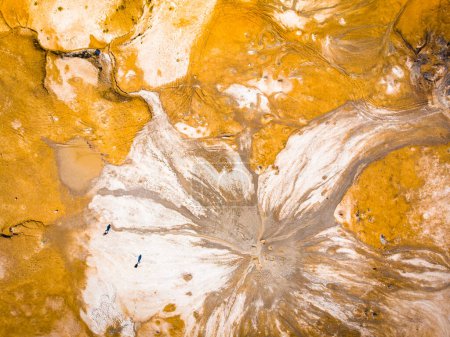 Téléchargez les photos : Vue aérienne du dessus touriste explorer les volcans de boue dans la réserve naturelle de Chachuna avec fond vert de paysage en plein air, Kakheti, Géorgie - en image libre de droit