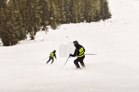 Téléchargez les photos : Ski police skiers skiing go downhill. Slope control. Ski working holidays. - en image libre de droit