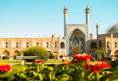 Foto de Isfahan, Iran - 15th may, 2022: Entrance into the Friday Mosque (Jame Mosque Of Isfahan) with garden foreground - Imagen libre de derechos