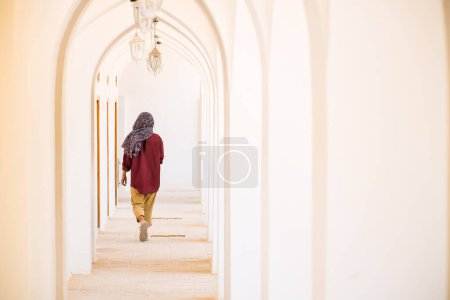 Téléchargez les photos : Shiraz, Iran - 6 juin 2022 : Promenade des femmes dans les couloirs blancs de l'école Khan - monumnet le plus typique de la période safavide - en image libre de droit