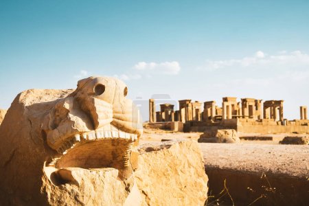 Foto de Persépolis, Irán - 8 de junio de 2022: restos de cabeza de estatua de león en el sitio arqueológico de la antigua ciudad de Persépolis - Imagen libre de derechos
