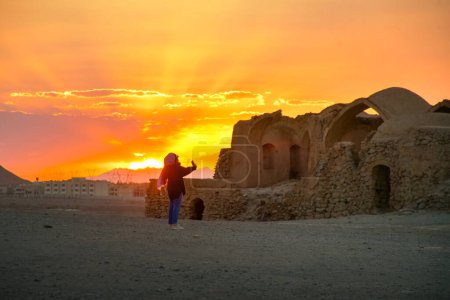Foto de Yazd, Irán - Mayo 2022: Ruinas de los zoroastrianos Dakhmeh Torres del Silencio en la ciudad de Yazd - Imagen libre de derechos