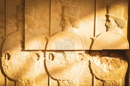 Téléchargez les photos : Persépolis, Iran - 8 juin 2022 : Pierres taillées avec des soldats persans dans le célèbre site archéologique de Persépolis - en image libre de droit