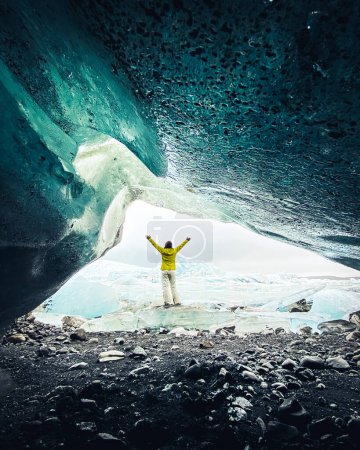 Téléchargez les photos : Vue panoramique du touriste par le glacier Fjallsjokull en Islande de l'intérieur grotte de glacier. Explorez les sites touristiques Islande pierres précieuses cachées. Destination de voyage célèbre sud de l'Islande - en image libre de droit