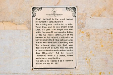 Téléchargez les photos : Shiraz, Iran - 6 juin 2022 : description panneau d'affichage de l'école Khan - monuments les plus typiques de la période safavide - en image libre de droit