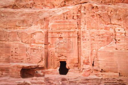 Foto de Famosas tumbas reales en la antigua ciudad de Petra, Jordania. Es conocido como el Loculi. Petra ha llevado a su designación como Patrimonio de la Humanidad por la UNESCO. - Imagen libre de derechos