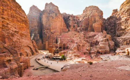 Foto de Paseo turístico por cuevas de tumbas en la antigua ciudad de Petra, Jordania. Es conocido como el Loculi. Petra ha llevado a su designación como Patrimonio de la Humanidad por la UNESCO. - Imagen libre de derechos