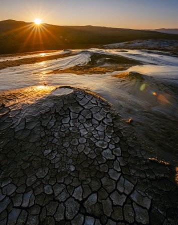 Foto de Volcanes de lodo con impresionante salida del sol en la reserva administrada Chahuna en Georgia. - Imagen libre de derechos