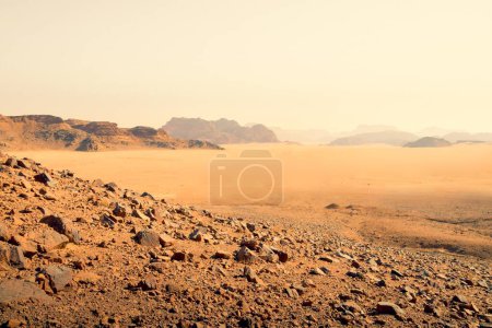 Planète Mars comme paysage - Photo du désert de Wadi Rum en Jordanie avec ciel rouge rose au-dessus, cet endroit a été utilisé comme décor pour de nombreux films de science-fiction