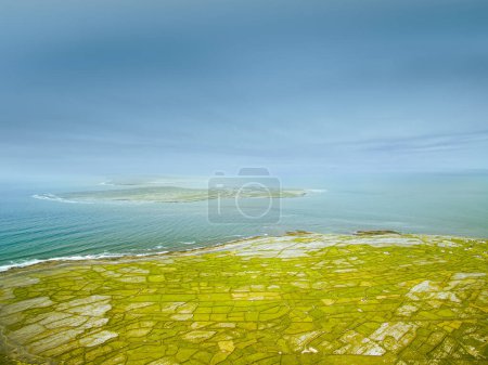 Schöne Luftlandschaft von Inisheer Island, Teil der Aran Islands, Irland.Inishmore, Inishmaan, Inisheer alle drei Inseln auf einem Foto