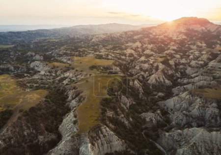 Surreal dramatisches, menschenleeres Landschaftspanorama mit wunderschönen Felsformationen und goldenem Sonnenuntergang im Vashlovani Nationalpark. Reiseziel Georgien.