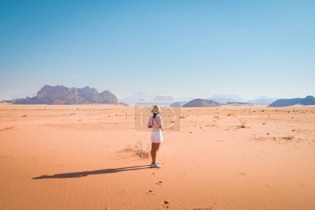 Vue de dos femelle touriste stand curieux regarder oued rhum désert paysage panorama de la campagne jordanienne