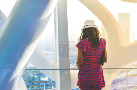 Dubai, VAE - 14. Oktober 2022: Kaukasische Touristen im berühmten Frame-Wahrzeichen genießen das Panorama der Skyline der Stadt. VAE-Urlaubsziele im Dubai-Konzept besuchen
