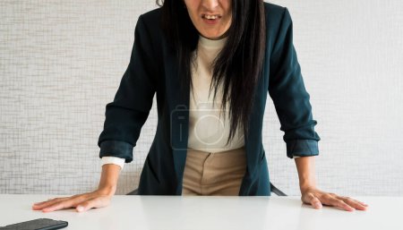 Junge kaukasische brünette Geschäftsfrau Direktor im Büro beschimpfen Sie pov mit wütendem Gesicht verspotten Sie