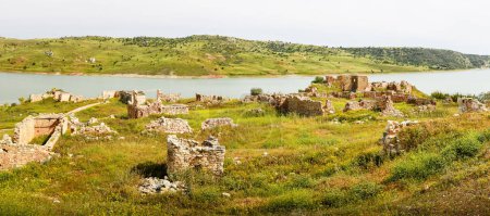 Foinikas, ein verlassenes Dorf im Bezirk Paphos auf Zypern. Geisterstadt - berühmtes Ausflugsziel im griechischen Zypern