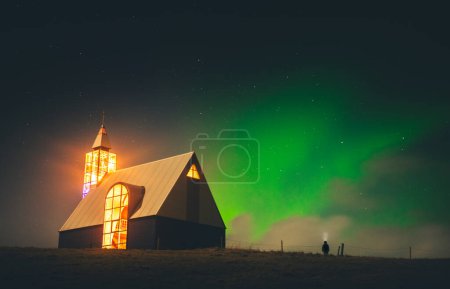 Polarlichter über der schönen lutherischen isländischen Kirche in Island bei Nacht