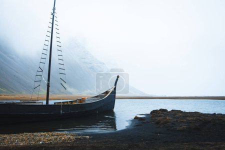Schöne Imitation eines Wikingerschiffs im Wikingerdorf in Stokksnes, Island