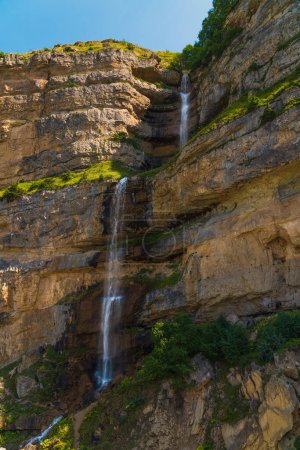 Hermosa cascada de Laza en las montañas del norte de Azerbaiyán