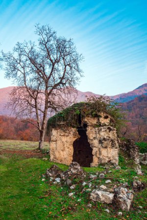 Téléchargez les photos : Les ruines de l'ancien complexe albanais de sept églises remontent au IVe-Ve siècle. Région du Gakh en Azerbaïdjan - en image libre de droit