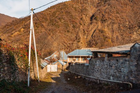 Téléchargez les photos : Rue du village d'Ilisu à l'automne. Azerbaïdjan du Nord Gakh - en image libre de droit