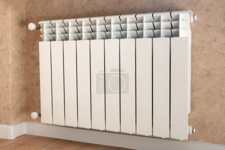 Téléchargez les photos : Radiateur de chauffage multisection avec robinets sur le mur - en image libre de droit