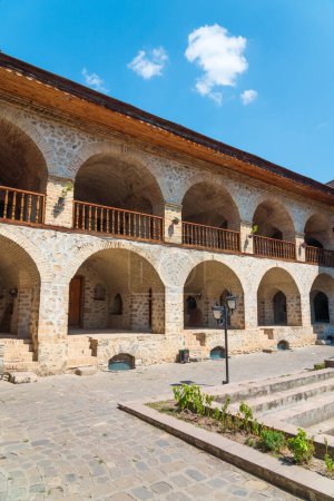 Téléchargez les photos : Ancien hôtel caravansérail dans la vieille ville de Shaki, Azerbaïdjan - en image libre de droit
