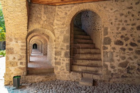 Téléchargez les photos : Ancien hôtel caravansérail dans la vieille ville de Shaki, Azerbaïdjan - en image libre de droit