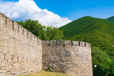 Téléchargez les photos : Ancienne muraille de la forteresse du Khanat Cheki en Azerbaïdjan - en image libre de droit