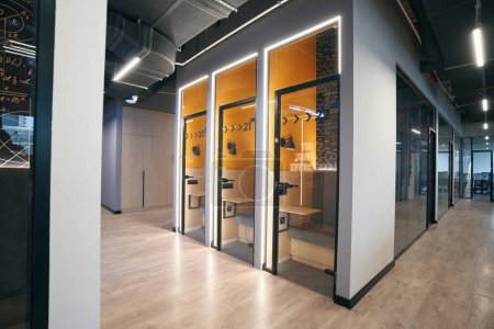 Téléchargez les photos : Couloir vide et système d'accès dans le centre de bureau, design fonctionnel moderne, high-tech à la mode - en image libre de droit