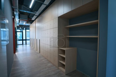 Téléchargez les photos : Couloir vide dans l'espace de coworking du centre de bureaux, réalisé selon un projet de design moderne - en image libre de droit