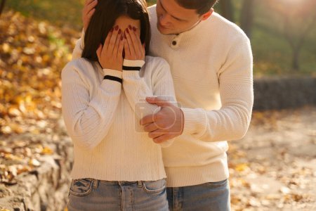 Foto de Chico suavemente consuela a una novia llorando en un parque de la ciudad, están vestidos con suéteres blancos - Imagen libre de derechos