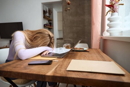 Téléchargez les photos : Tired business lady lying on table in front of laptop screens - en image libre de droit