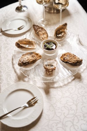 Foto de Conjunto de ostras más fresco se sirve para dos en una habitación de hotel de lujo, seis conchas de ostras en un plato - Imagen libre de derechos