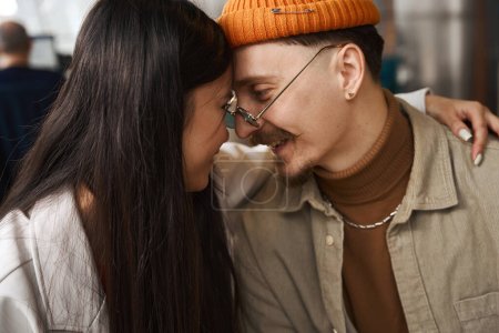 Téléchargez les photos : Asiatique femelle donnant câlin à sourire heureux jeune homme caucasien dans les lunettes - en image libre de droit