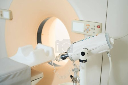 Foto de Equipo moderno de resonancia magnética en el laboratorio, tomografía computarizada por TC. Concepto sanitario - Imagen libre de derechos